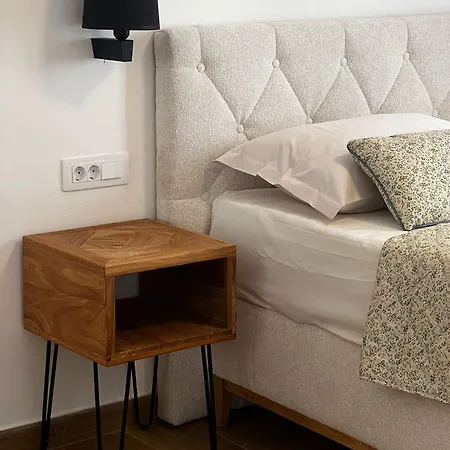 Square Apartment *