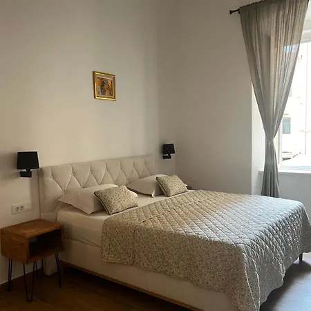 Square Apartment