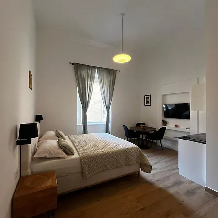 Square Apartment *